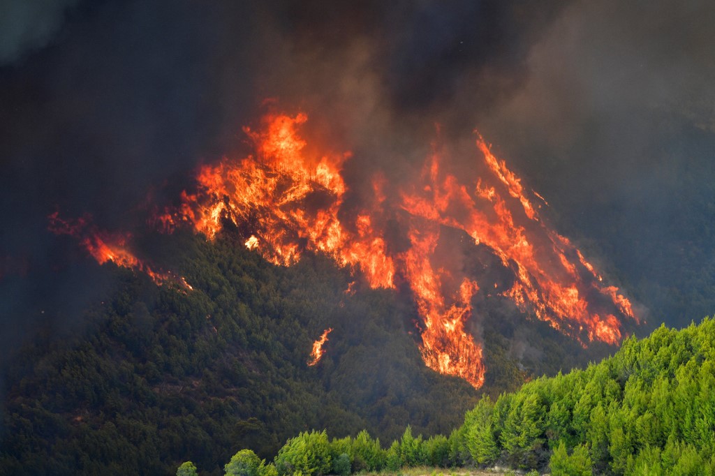 Grèce: les pompiers bataillent contre deux incendies préoccupants à Olympie et Eubée