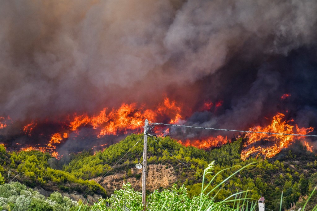 Sept villages ont été évacués par précaution et une partie de la route principale entre Tripoli et Pyrgos a été fermée (AFP)