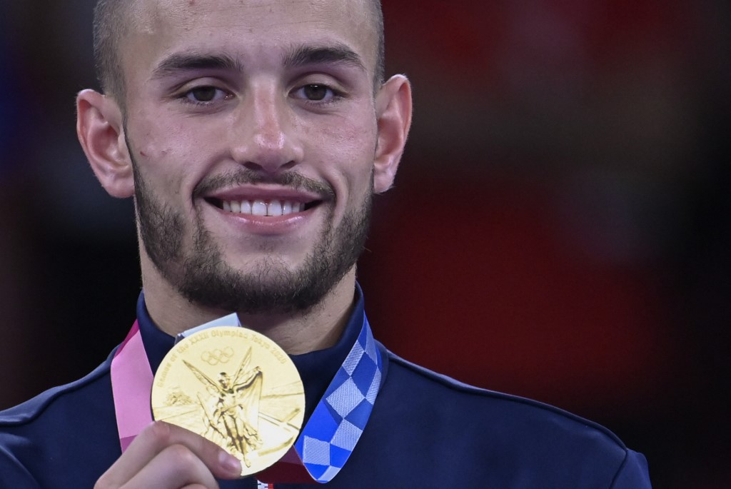 Le français Steven Da Costa brandissant sa médaille d'or olympique à Tokyo le 5 août 202. (AFP)