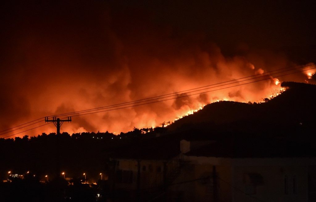 Le feu embrase des villages aux portes d'Athènes