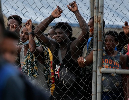 Un groupe de migrants attend de quitter le poste d'accueil pour migrants (ESM) de San Vicente à Meteti, dans la province de Darien, au Panama, le 5 août 2021 en route vers les États-Unis. (Rogelio Figueroa/AFP)