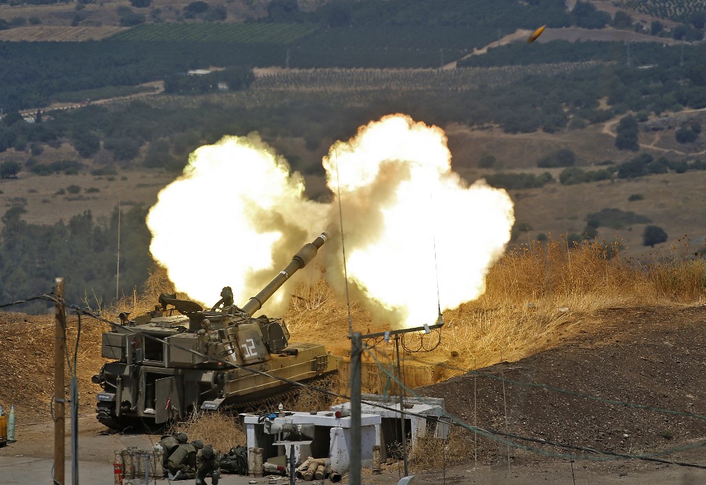 Un char israélien tire en direction du territoire libanais. (AFP).