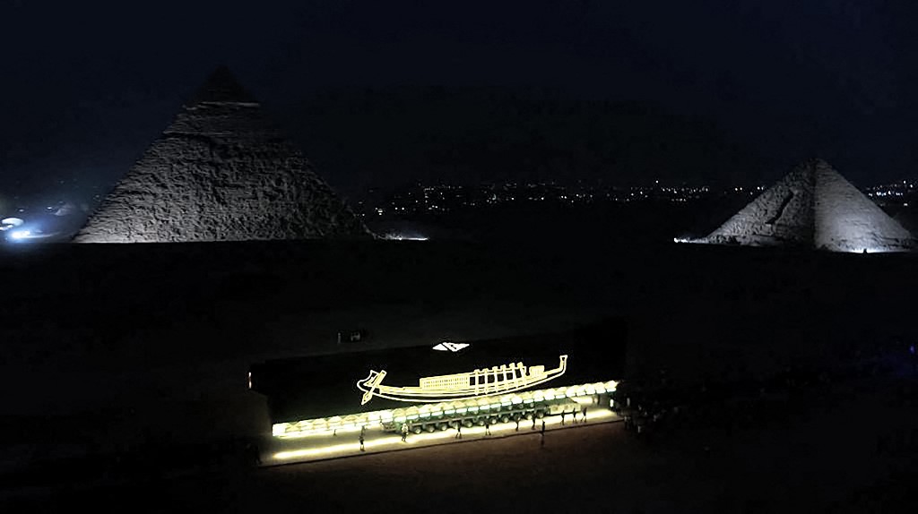 Egypte: la barque solaire de Khéops transportée au Grand musée