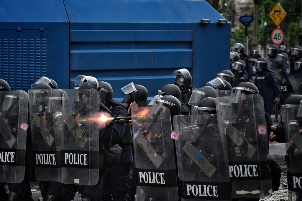 La police tire des balles en caoutchouc contre des manifestants à Bangkok
