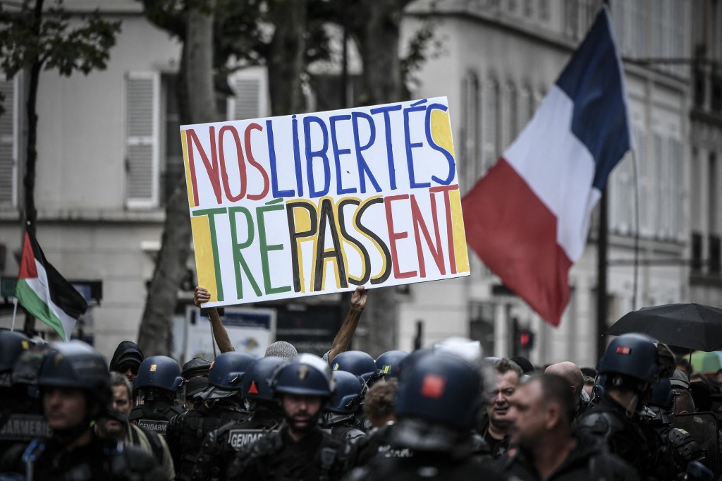 Dans les cortège parisiens, l'angoisse montante d'une vie de "paria" non vacciné