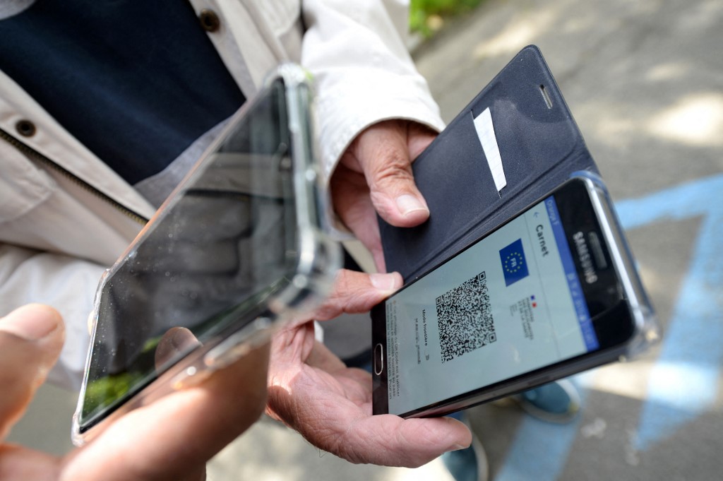 Covid-19: contesté mais validé, le pass sanitaire entre en vigueur lundi