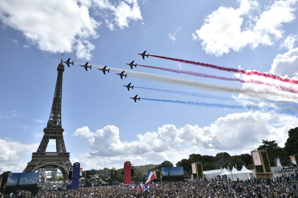 JO: Paris devient ville olympique dans une ambiance de fête