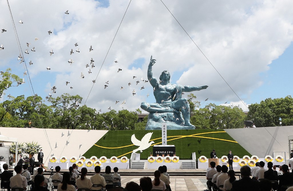Des colombes volent lors de la 76ème cérémonie en hommage aux victimes du bombardement nucléaire américain, deuxième le plus dévastateur de l'histoire, après celui d'Hiroshima, le 9 août 2021. STR / JIJI PRESS / AFP