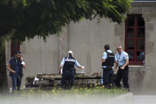 Des gendarmes français se rassemblent à l'endroit où le père Olivier Maire, prêtre catholique français, âgé de 60 ans, a été assassiné à Saint-Laurent-sur-Sèvre, dans l'ouest de la France, le 9 août 2021.(Sébastien Salom-Gomis/AFP)