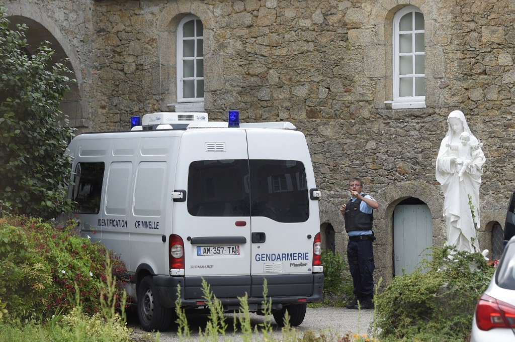 Émotion et recueillement lors d'une messe hommage au prêtre tué en Vendée