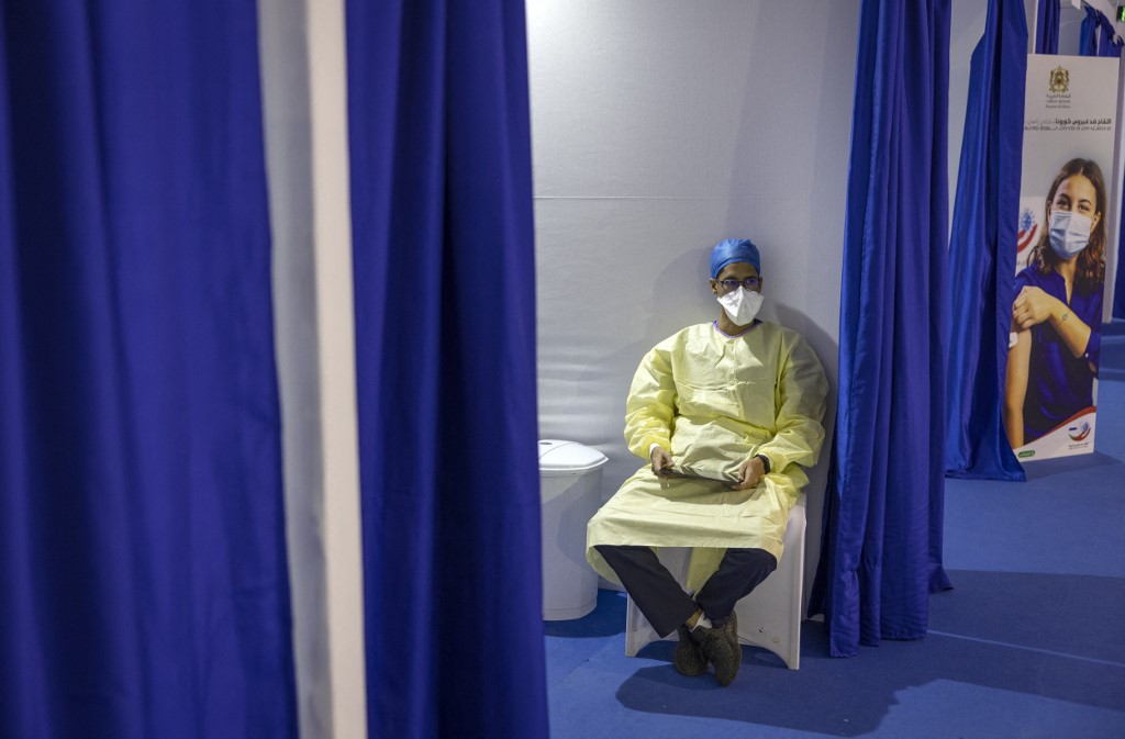 Un agent de santé marocain dans un centre de vaccination Covid-19, dans le quartier d'Errahma près de la ville de Casablanca, le 9 août 2021.(AFP)