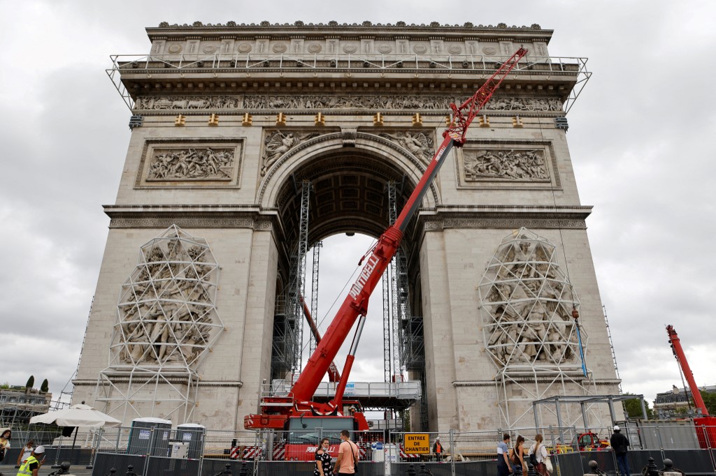 A Paris, l’empaquetage de l’Arc de Triomphe prend forme