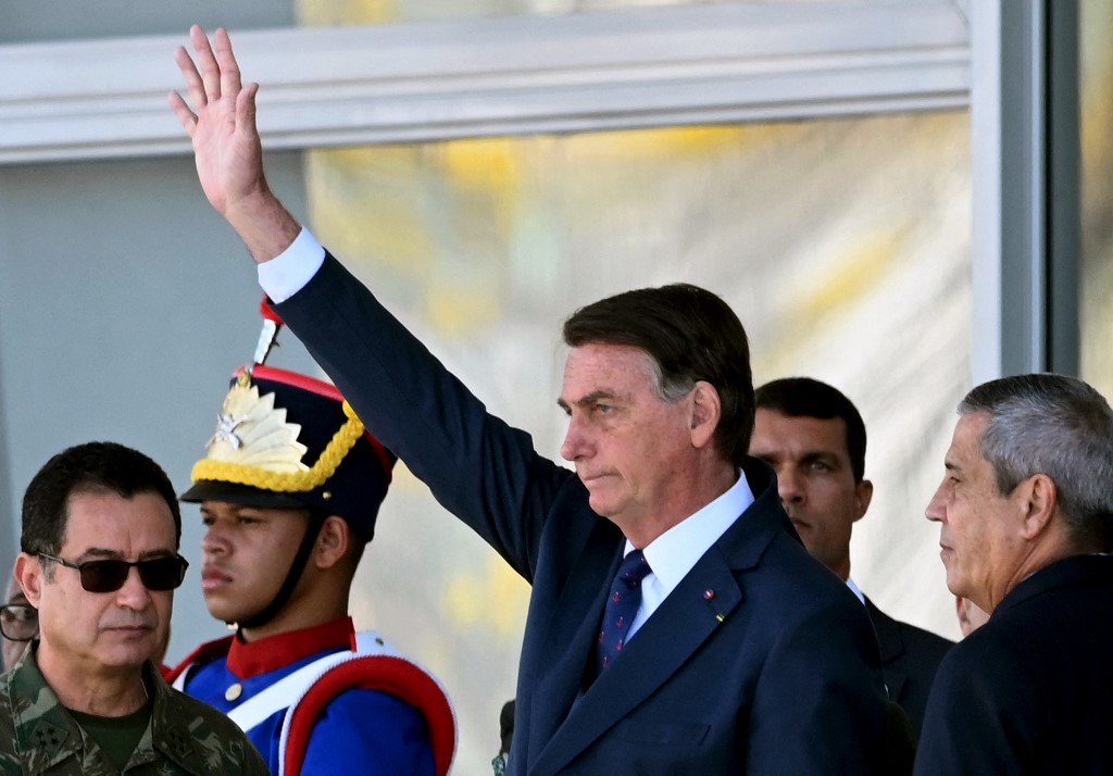 Aux abois, Bolsonaro assiste à un défilé militaire inédit à Brasilia