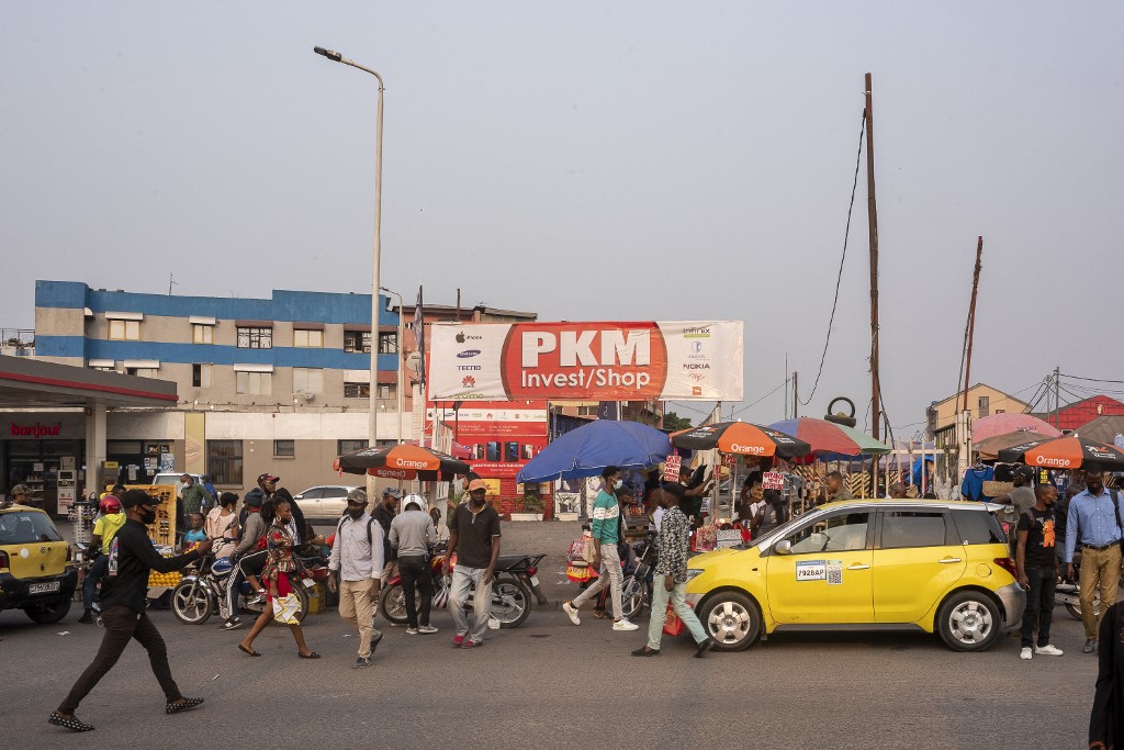 Des badauds se rassemblent au marché des devises Kintambo Magasin à Kinshasa, le 11 août 2021. Comment faire du franc congolais une monnaie suffisamment forte pour reprendre ses droits face à l'omnipotent dollar américain. (Arsène MPIANA / AFP)