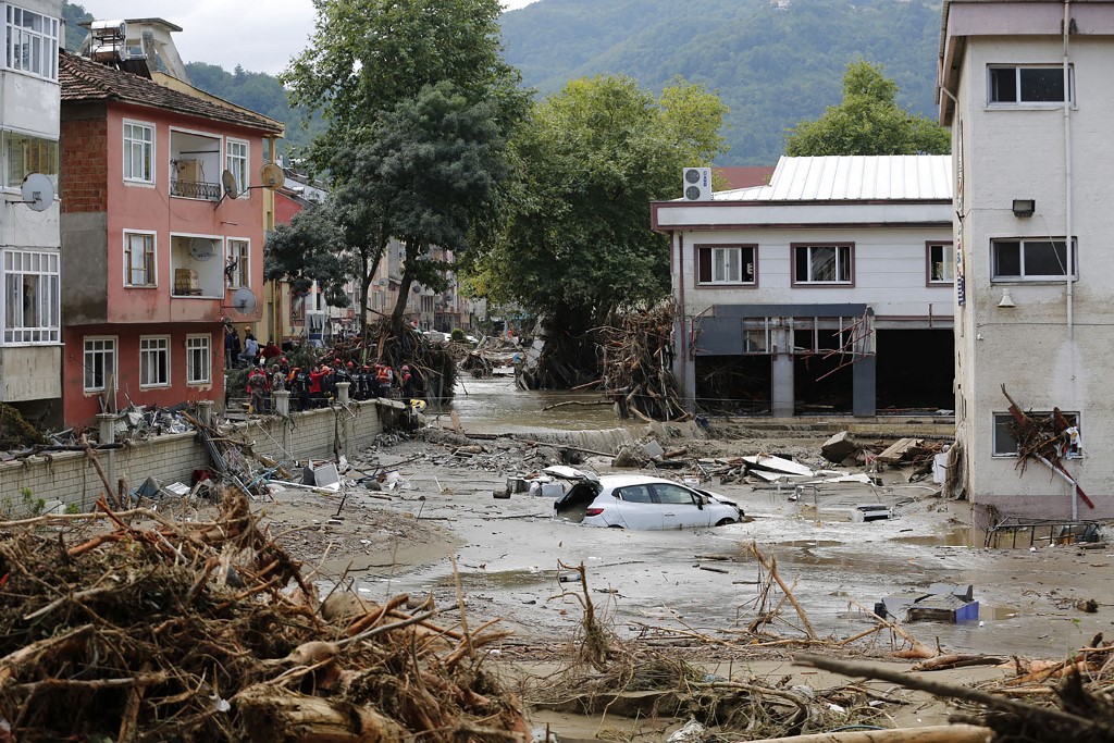 Une voiture flottant dans l'eau à Kastamonu, après que des inondations soudaines aient balayé plusieurs régions de la mer Noire. (Handout / IHH / AFP)
