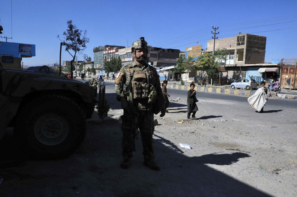 Un membre des forces de sécurité afghanes monte la garde le long de la route à Herat le 12 août 2021, alors que les talibans ont pris le contrôle du siège de la police à Herat, la troisième plus grande ville d'Afghanistan (AFP)
