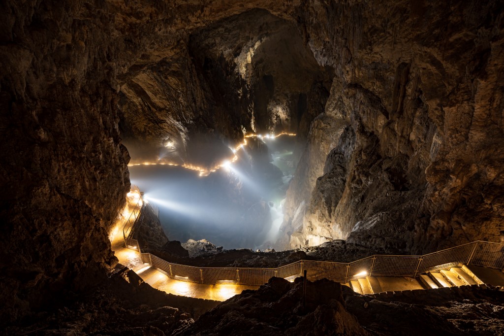 Chasseur de grottes en Slovénie, paradis des spéléologues