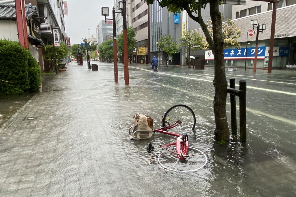 Japon: inondations et glissements de terrain après des pluies torrentielles