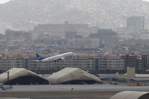 Diplomates et autres étrangers rassemblés à l'aéroport de Kaboul pour évacuation