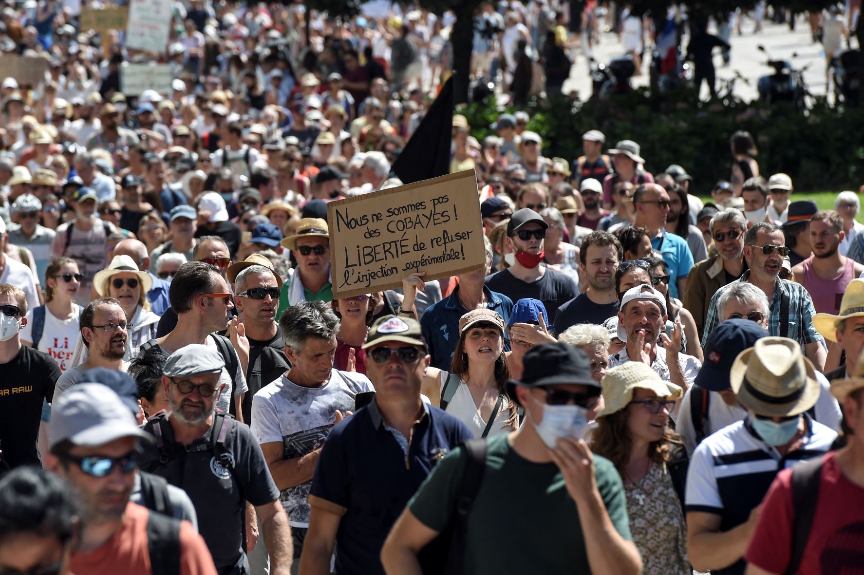 Des milliers de manifestants à Montréal contre le passeport vaccinal