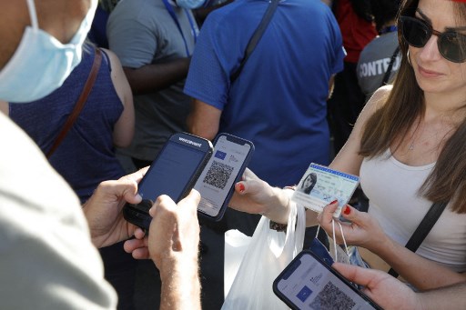 Une spectatrice montre son attestation Pass Santé avant le début du match de football français de L1 entre le Paris Saint-Germain et le Racing Club Strasbourg au stade Parc des Princes à Paris le 14 août 2021. (Geoffroy van der Hasselt/AFP)