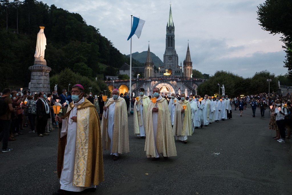 Malgré la Covid, plusieurs milliers de fidèles à Lourdes pour célébrer la «fraternité»