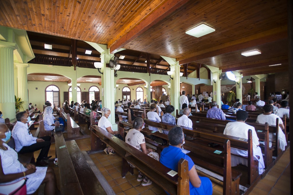 Martinique: en plein Covid, la litanie des décès, lue à la radio, ressemble à une «hécatombe»