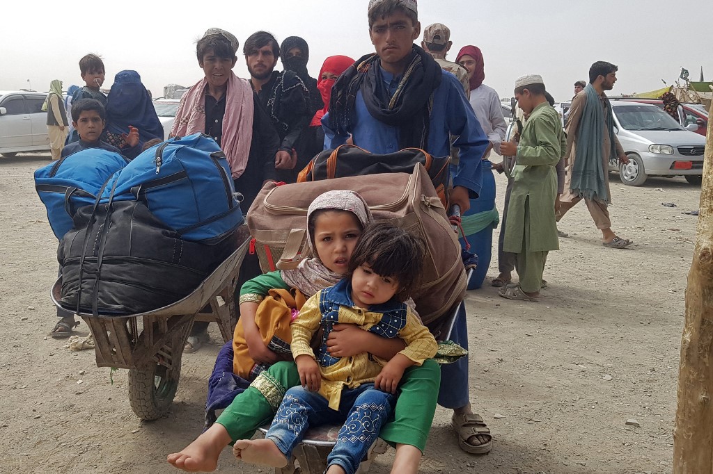 Confusion et désarroi à l'aéroport de Kaboul, où des milliers d'Afghans essaient de fuir
