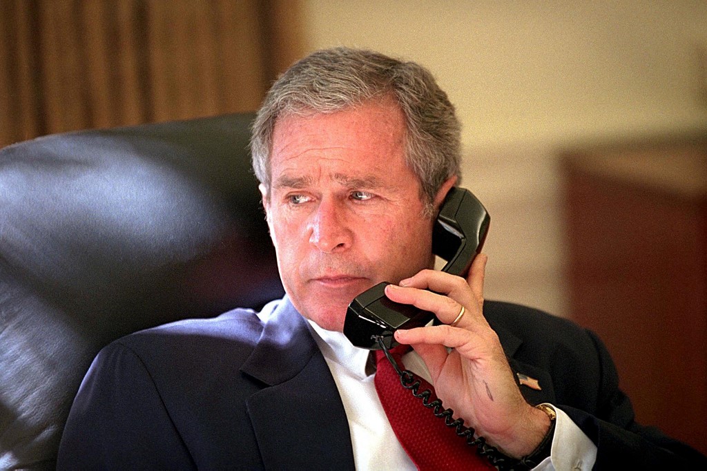 Cette photo publiée par la Maison Blanche le 8 octobre 2001 et prise le 7 octobre 2001 montre le président américain George W. Bush (AFP)