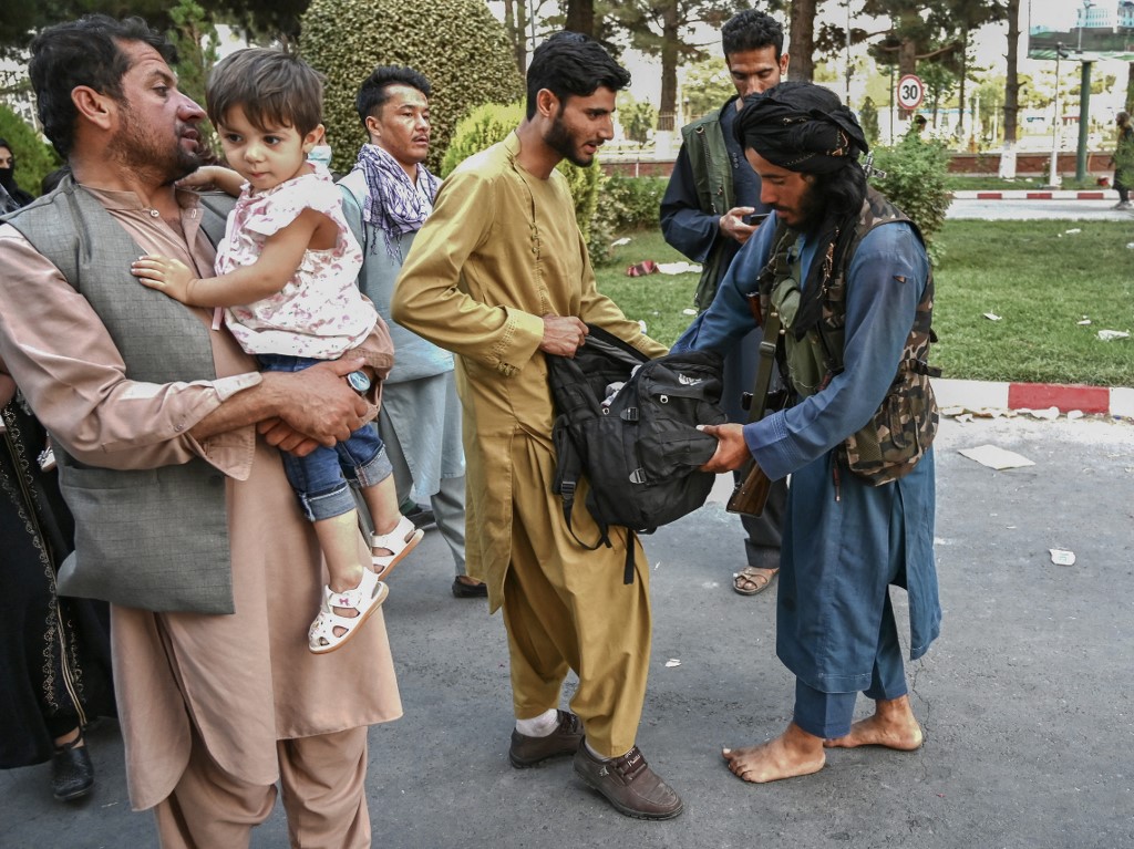 Les talibans ont le palais présidentiel, mais pas les dollars