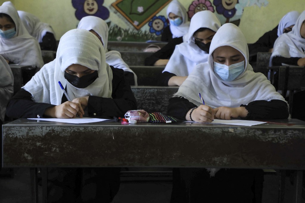 Des filles retournent à l'école à Hérat
