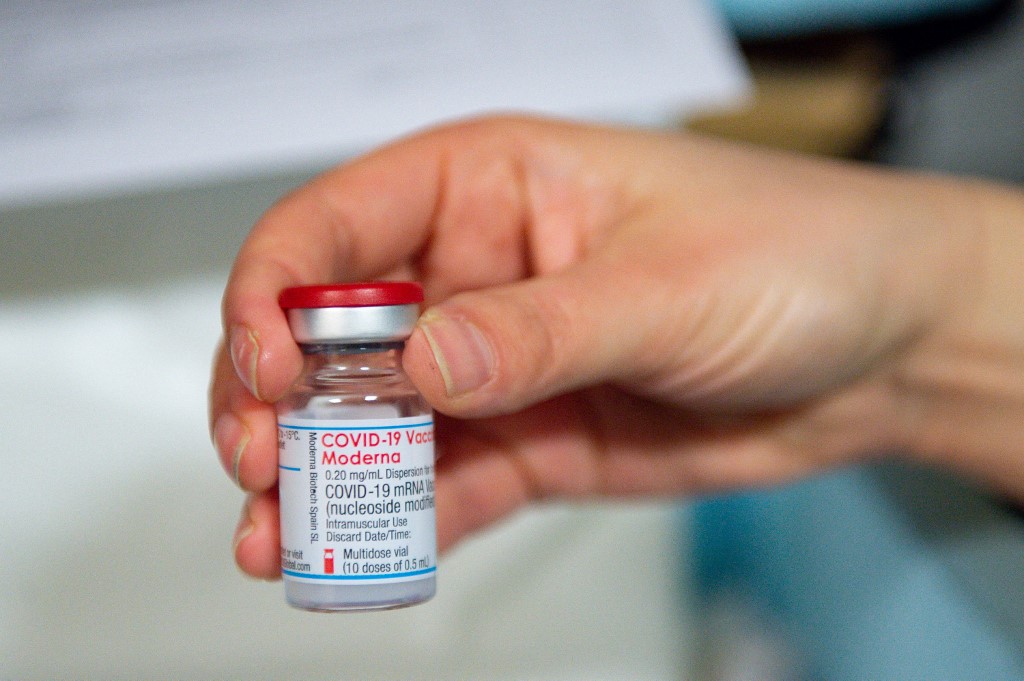 Le groupe pharmaceutique japonais Takeda, qui importe et distribue dans l'archipel nippon le vaccin de ce groupe américain, a déclaré dans un communiqué avoir reçu "des signalements de plusieurs centres de vaccination, selon lesquels des corps étrangers ont été découverts" dans des fioles de vaccin scellées (AFP)