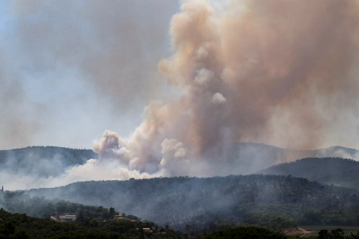Des incendies de forêt font rage dans le département du Var, dans la région Provence-Alpes-Côte d'Azur, dans le sud-est de la France, le 17 août 2021. (Valéry Hache/AFP)