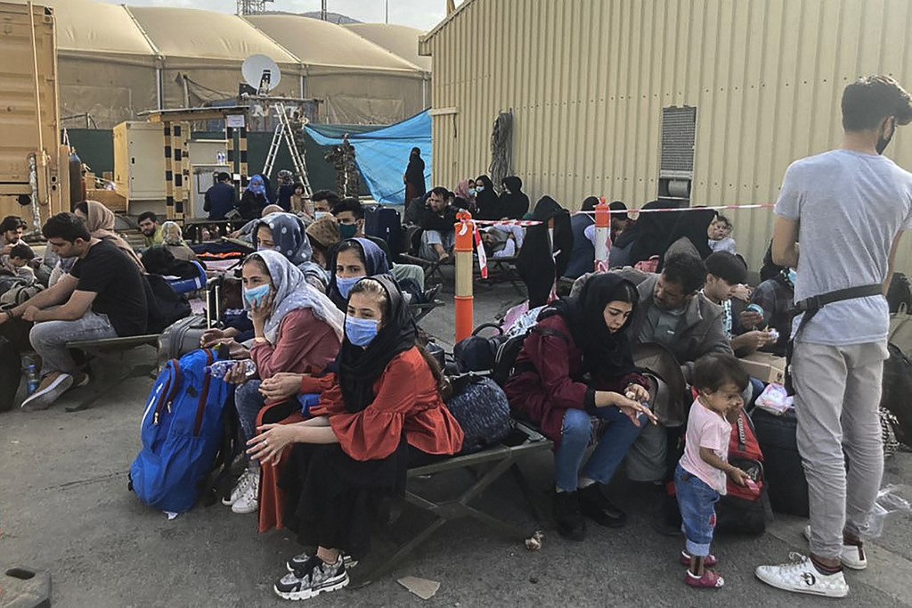 Des milliers d'Afghans toujours bloqués à l'aéroport de Kaboul, les talibans accusés d'entraver l'accès