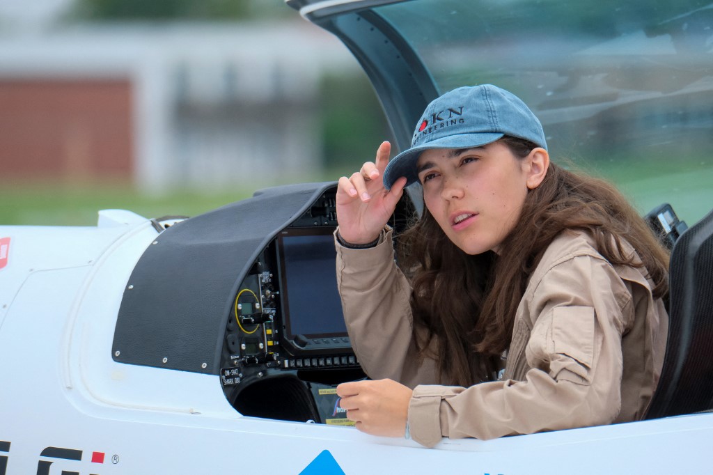 Aviation: une pilote de 19 ans décolle pour un tour de monde en solo et vise un record