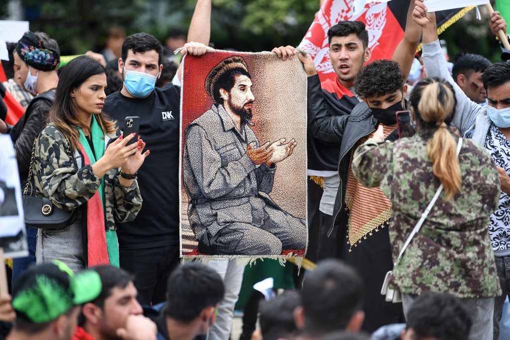 Des Afghans défient les talibans, le fils de Massoud appelle à la résistance