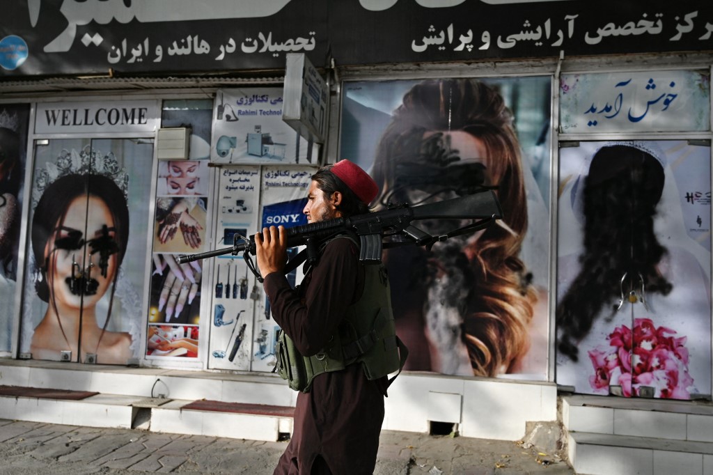 L'image de la femme s'efface dans les rues de Kaboul