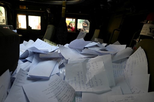 Une pile de feuilles remplies de détails sur les résidents afghans souhaitant quitter le pays est photographiée à l'intérieur d'un Humvee devant l'ambassade britannique et canadienne à Kaboul le 19 août 2021 après la prise de contrôle militaire de l'Afghanistan par les talibans. (Wakil Kohsar/AFP)