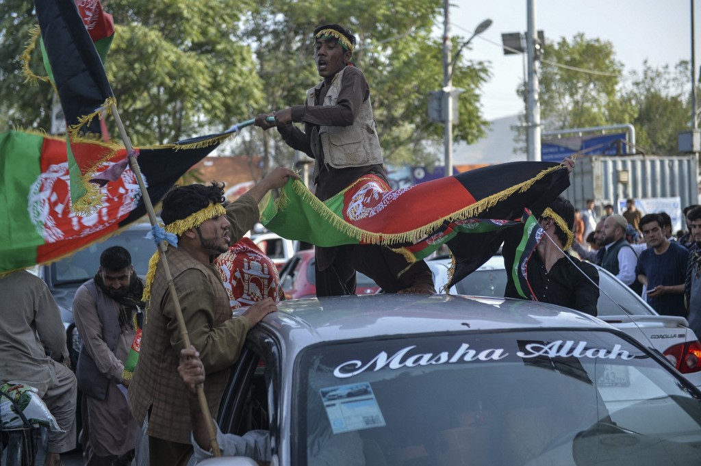Des manifestants défient les talibans dans la rue en brandissant le drapeau national