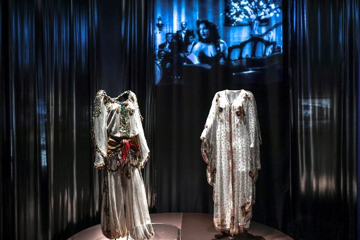 Une robe de la chanteuse et actrice d'origine égyptienne et française Dalida est exposée dans le cadre de l'exposition "Divas" à l'Institut du monde arabe (IMA) à Paris le 19 août 2021. STEPHANE DE SAKUTIN / AFP