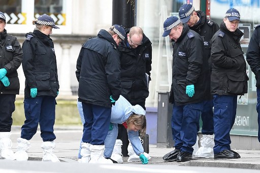 Dans cette photo d'archive prise le 03 février 2020, des policiers effectuent une perquisition sur Streatham High Road, dans le sud de Londres, le 3 février 2020, après qu'un homme a été abattu par la police le 2 février, à la suite d'informations selon lesquelles il aurait poignardé deux personnes. (Daniel Leal-Olivas/AFP)