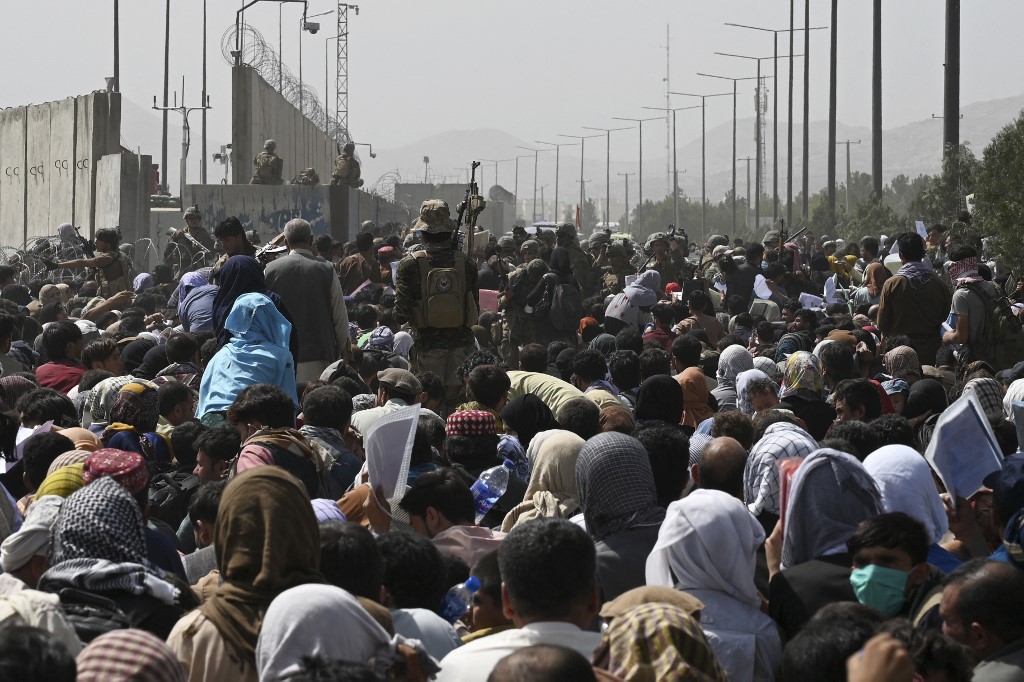 «Emmenez-nous», le cri de désespoir des Afghans incapables d'accéder à l'aéroport