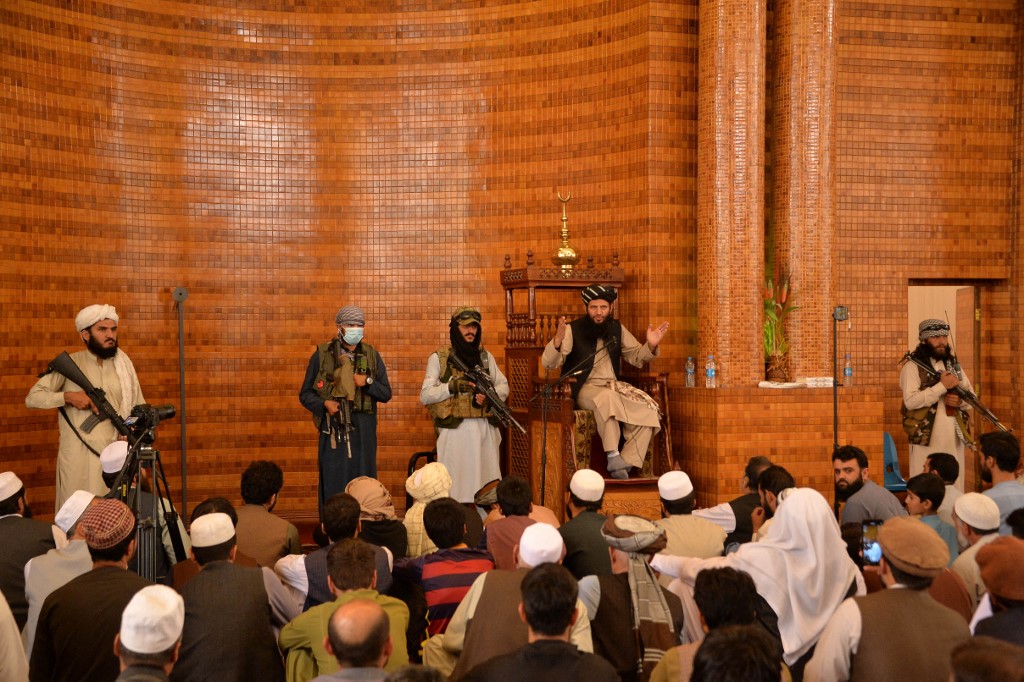 A Kaboul, la prière du vendredi sous l'œil des talibans