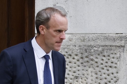 Le ministre britannique des Affaires étrangères, Dominic Raab, quitte le ministère des Affaires étrangères, du Commonwealth et du Développement pour Downing Street, dans le centre de Londres, le 20 août 2021. (Tolga Akmen/AFP)