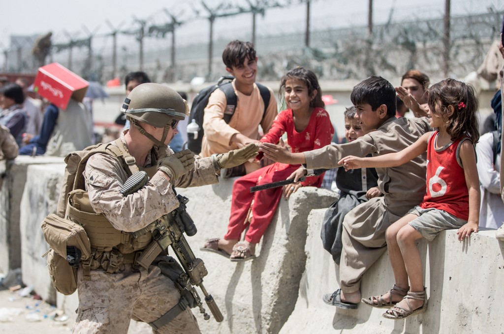 L'armée US montre ses militaires prenant soin d'enfants afghans