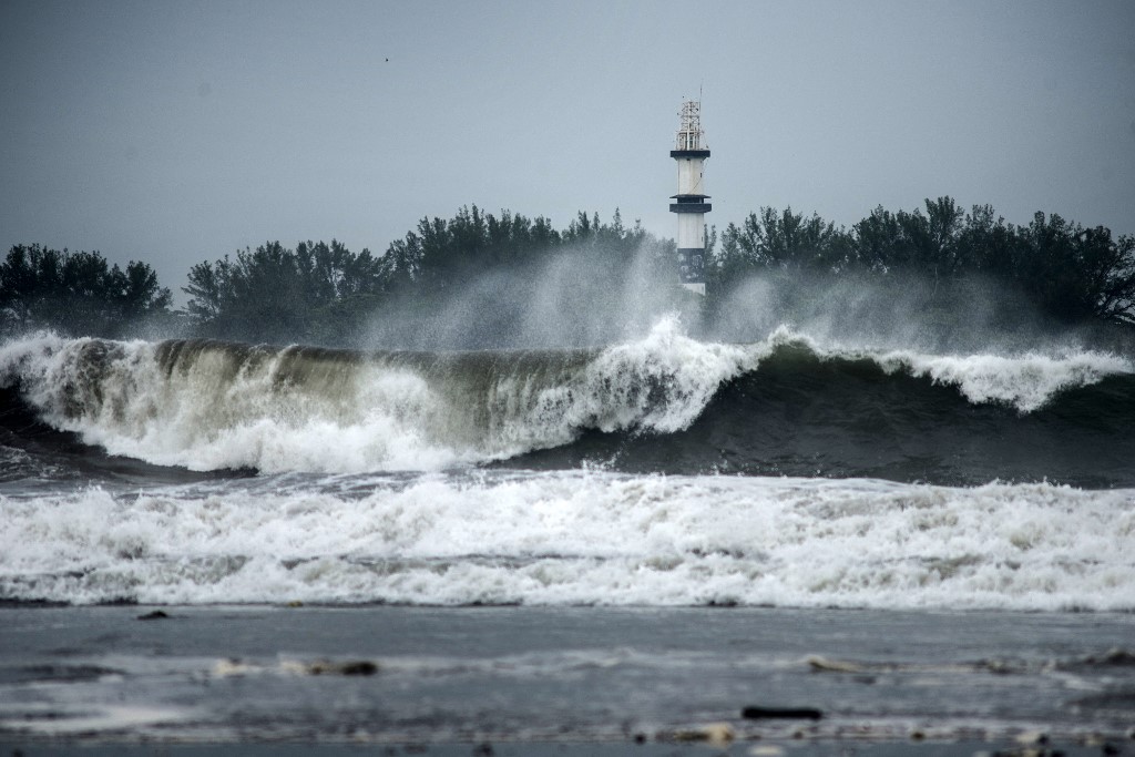 L'ouragan Grace rétrogradé en tempête tropicale en touchant terre au Mexique