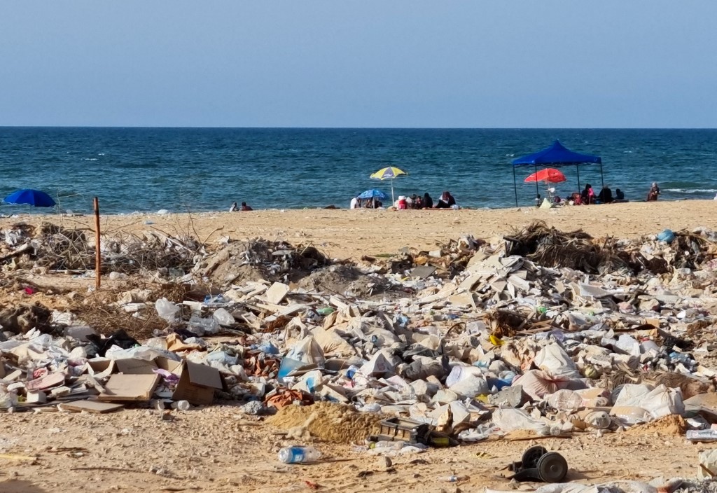 En Libye, un littoral de déchets borde une mer insalubre