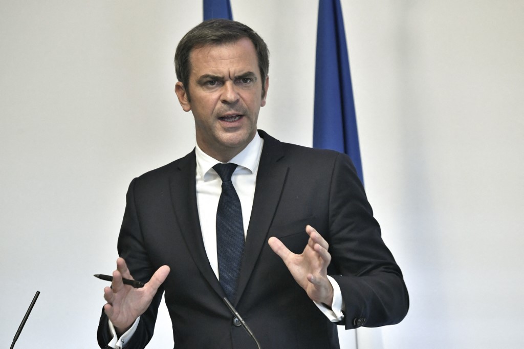 Le ministre français de la Santé Olivier Veran donne une conférence de presse à Paris le 26 août 2021 (AFP)