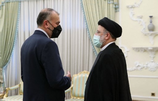 Le président iranien Ebrahim Raisi (à droite) avec le ministre iranien des Affaires étrangères Hossein Amirabdollahian le 26 août 2021. (Présidence iranienne / AFP)