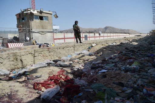 Un combattant taliban monte la garde sur le site des deux attentats suicides du 26 août, qui ont tué des dizaines de personnes, dont 13 soldats américains, à l'aéroport de Kaboul le 27 août 2021.(Wakil Kohsar/AFP)